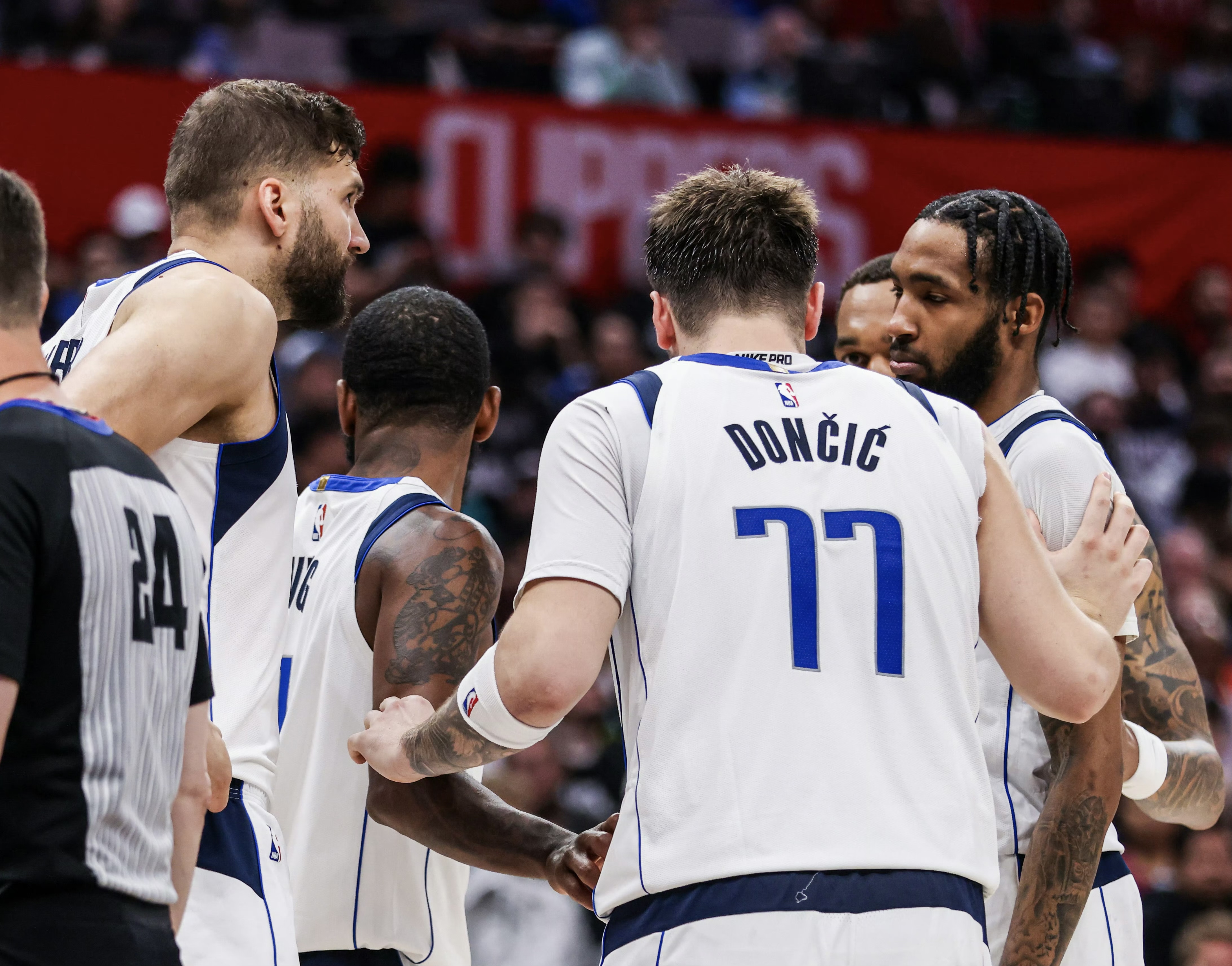 包含独行侠带队取胜！，Ning重要时刻出色防守赛场气氛高涨的词条