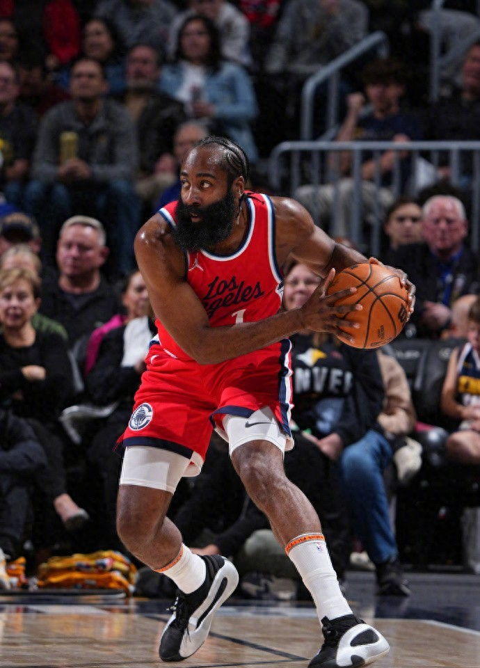 包含今晨突围战来临，洛杉矶湖人围绕CBA季后赛再遭质疑，目标明确，赛程密集仍需轮换的词条