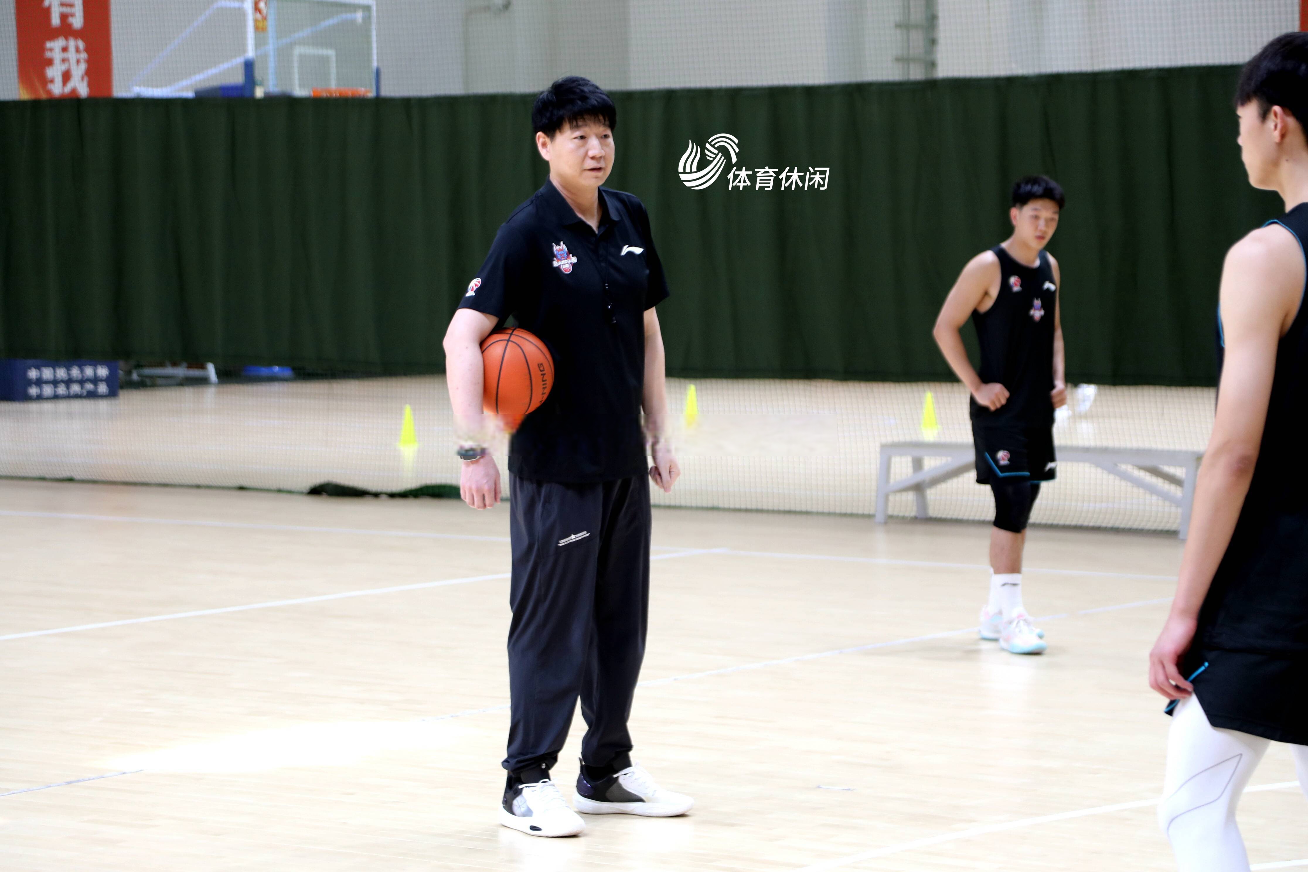 广厦男篮发布备战花絮；冲刺阶段伤情更新；德甲任务艰巨；赛程密集仍需轮换的简单介绍